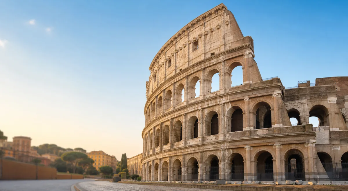 El Coliseo de Roma al atardecer, destino del plan Europa 2026